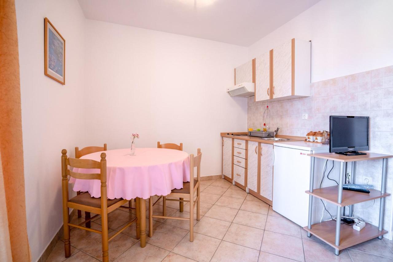 פריבלאקה Apartments Valentin מראה חיצוני תמונה